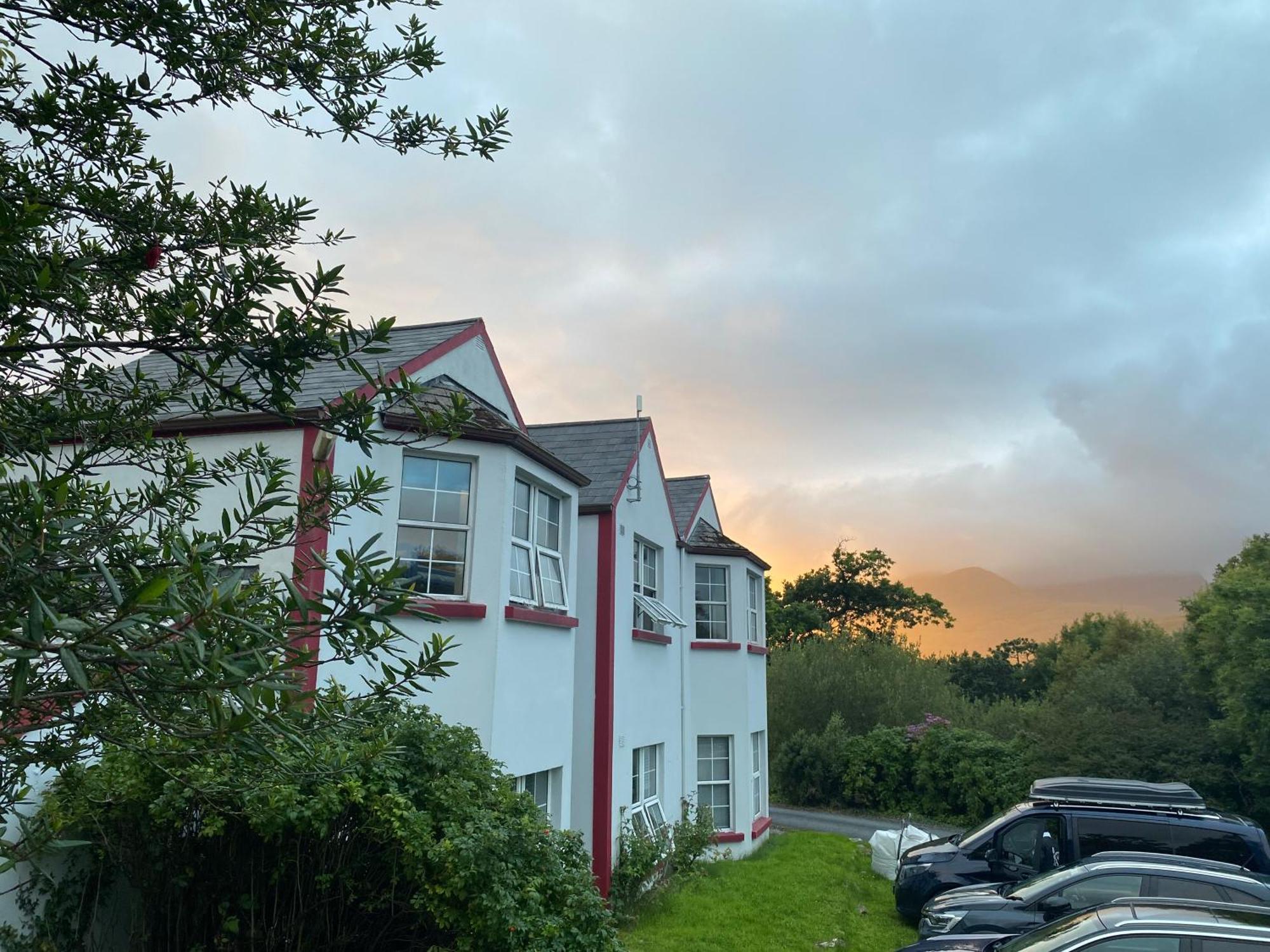 The Connemara Hostel - Sleepzone Лийнан Екстериор снимка