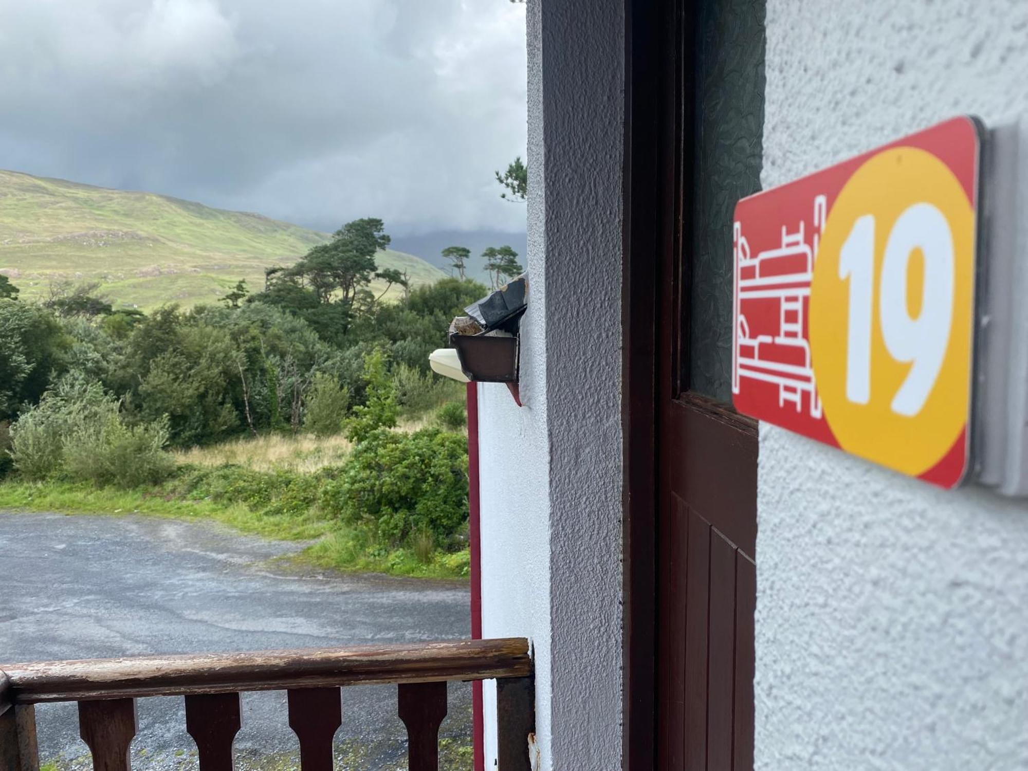 The Connemara Hostel - Sleepzone Лийнан Екстериор снимка